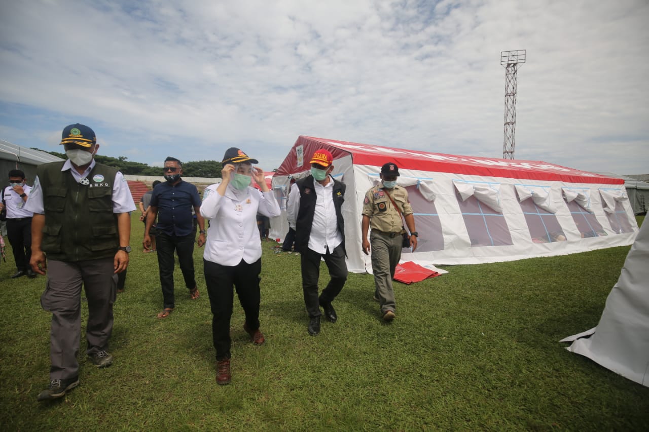 Head of BMKG Visits West Sulawesi Earthquake Evacuees in COVID-19 Tents