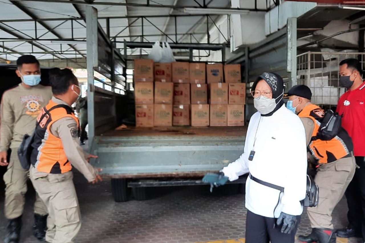 Mensos Risma Tengok Warga Terdampak Banjir Jember dan Erupsi Gunung Merapi Semeru