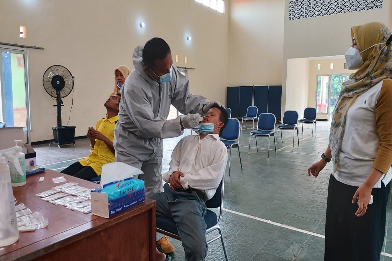 Lakukan Upaya Pencegahan COVID-19, Pegawai dan PM di Balai Disabilitas "Ciungwanara" Jalani Swab Antigen