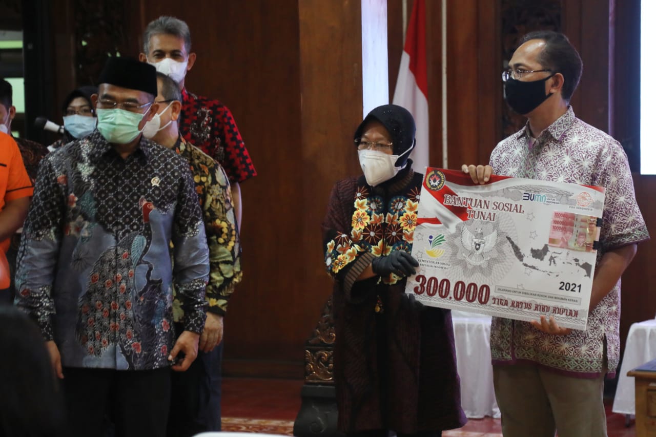 Minister of Social Affairs and Menko PMK Hand over Social Assistance to KPM PKH Graduasi Mandiri