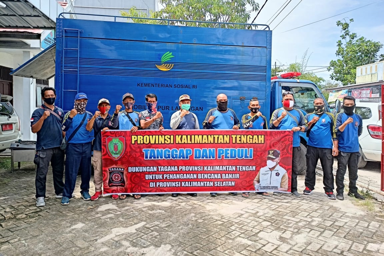 Tagana Berjibaku Evakuasi Korban Banjir Kalsel