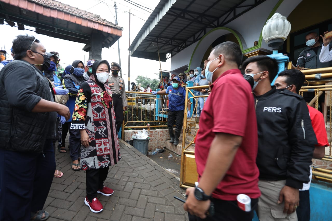 Ministry of Social Affairs Gives Donation for Flood Victims in Pasuruan Regency