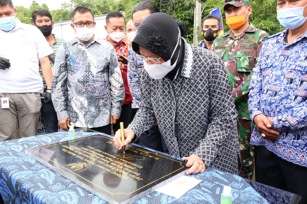 Mensos Resmikan Jalan dan MCK di Banten