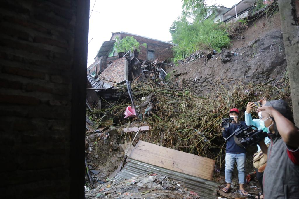 Minister of Social Affairs Visits Landslide Location in Semarang