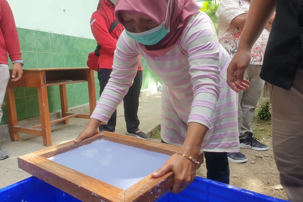 Mensos Risma Respon Baik Seni Daur Ulang Kertas jadi Peluang Usaha bagi Disabilitas