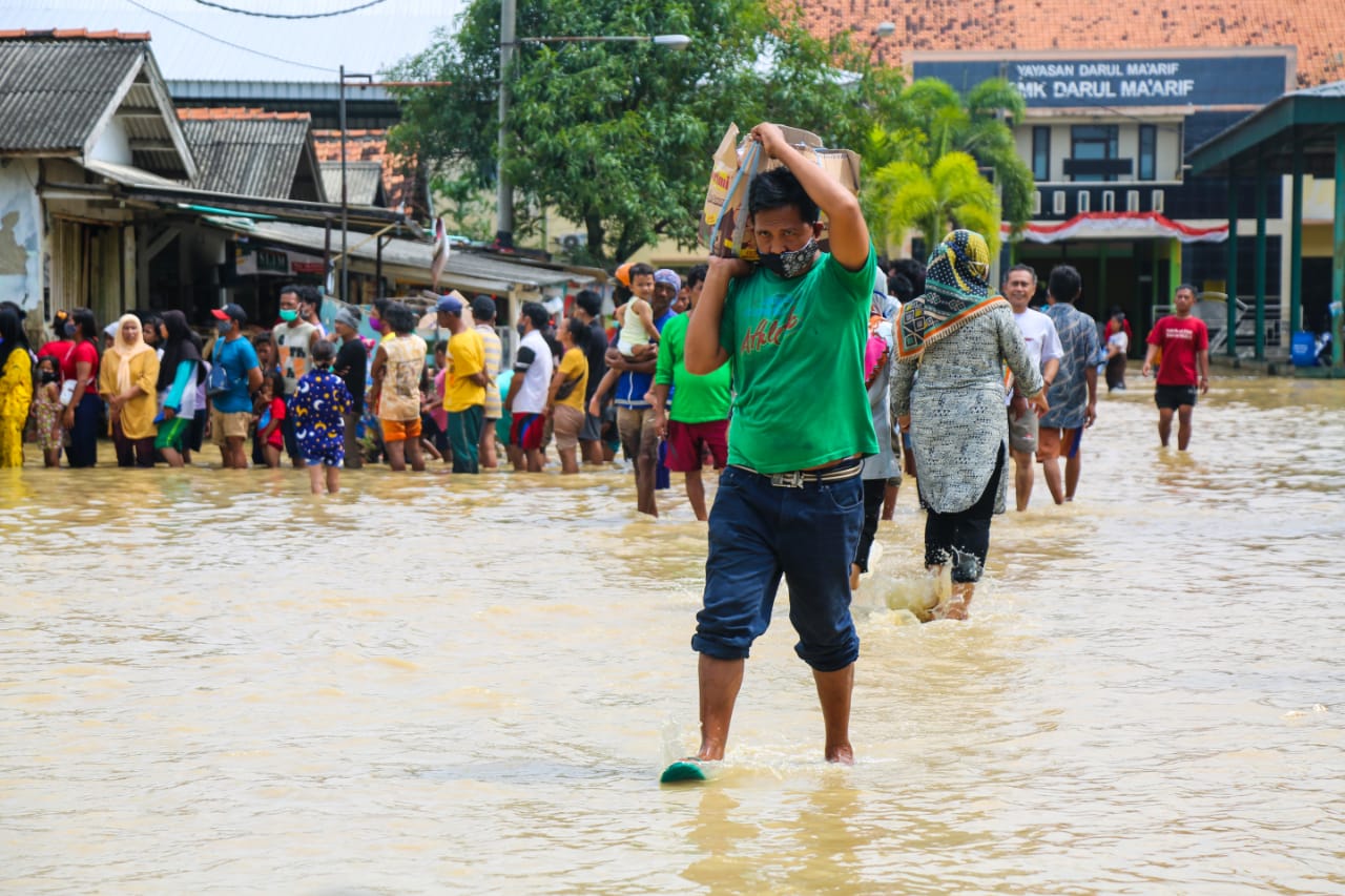 Kemensos Serahkan Mesin Genset dan Tenda untuk Bantu Penanganan Banjir Subang