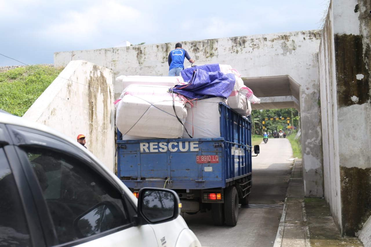 Mensos Tinjau Lokasi dan Kondisi Warga Terdampak Pasca Banjir di Jombang