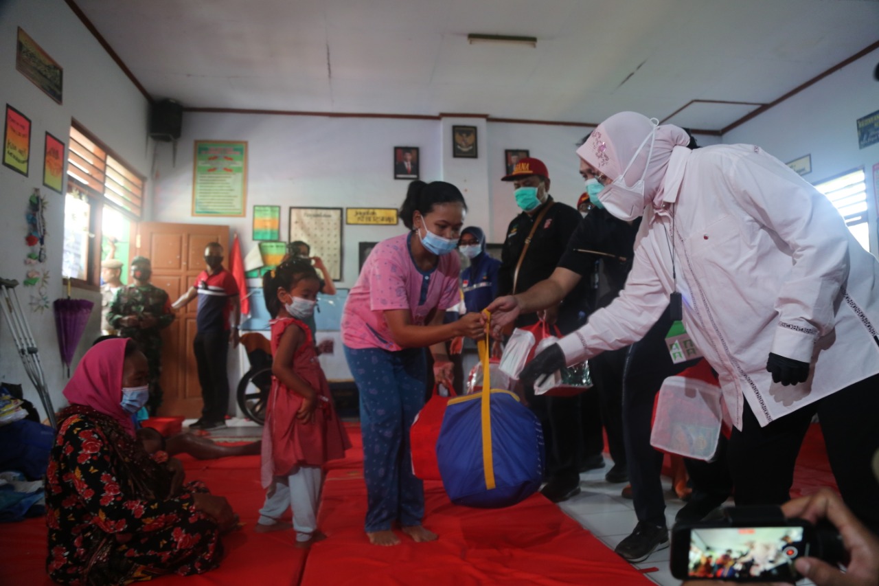 Tinjau Longsor Nganjuk, Mensos Dorong Percepatan Relokasi Rumah Korban Bencana