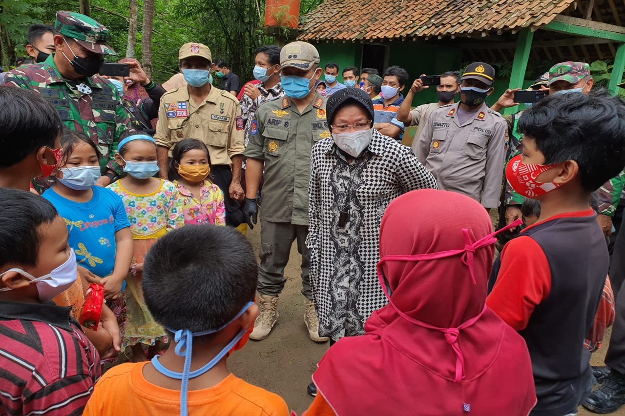 Datangi Korban Longsor Kebumen, Mensos Risma Akan Siapkan Tim "Trauma Healing"