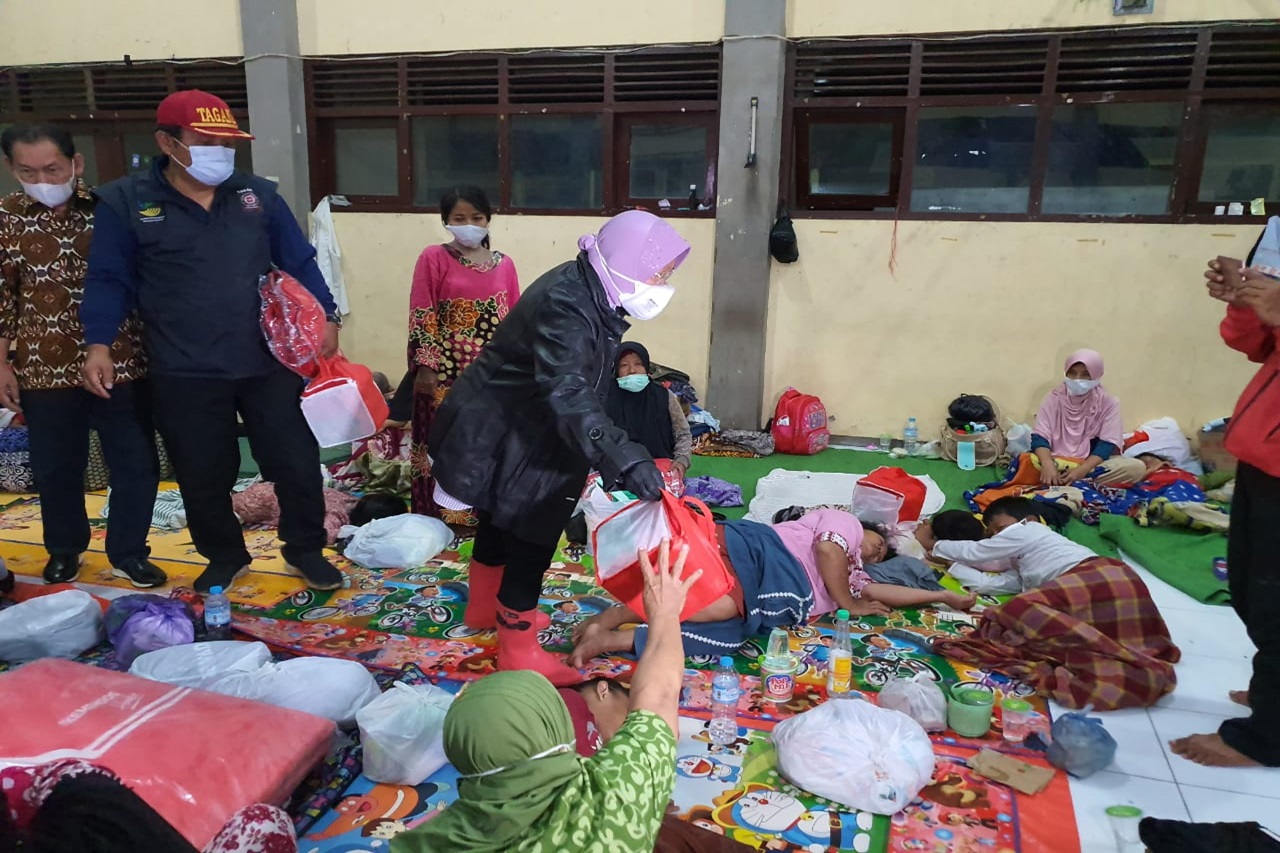 Risma Temui Pengungsi di Pekalongan Dini Hari, Pastikan Tak Terlantar