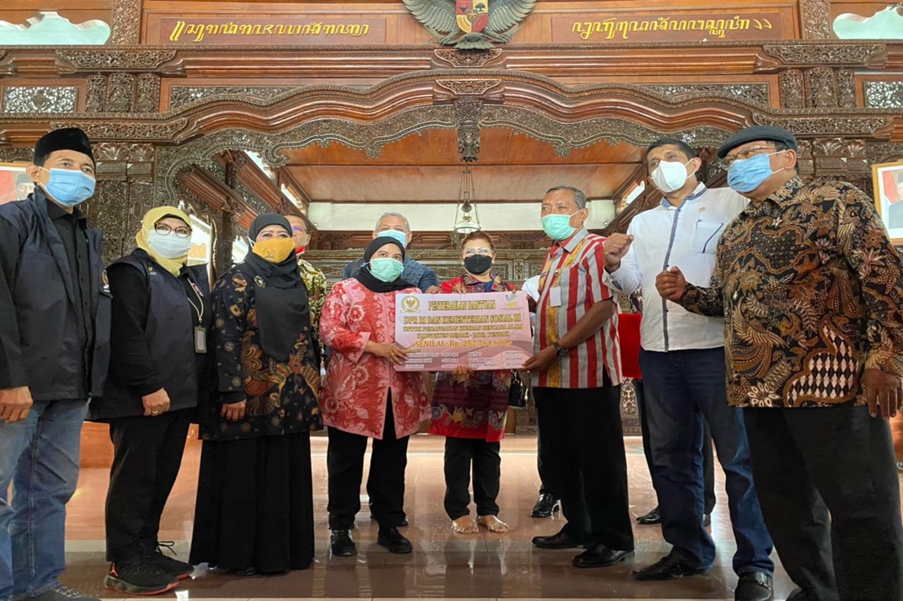 Commission VIII DPR RI Visits Semarang Flood Victims