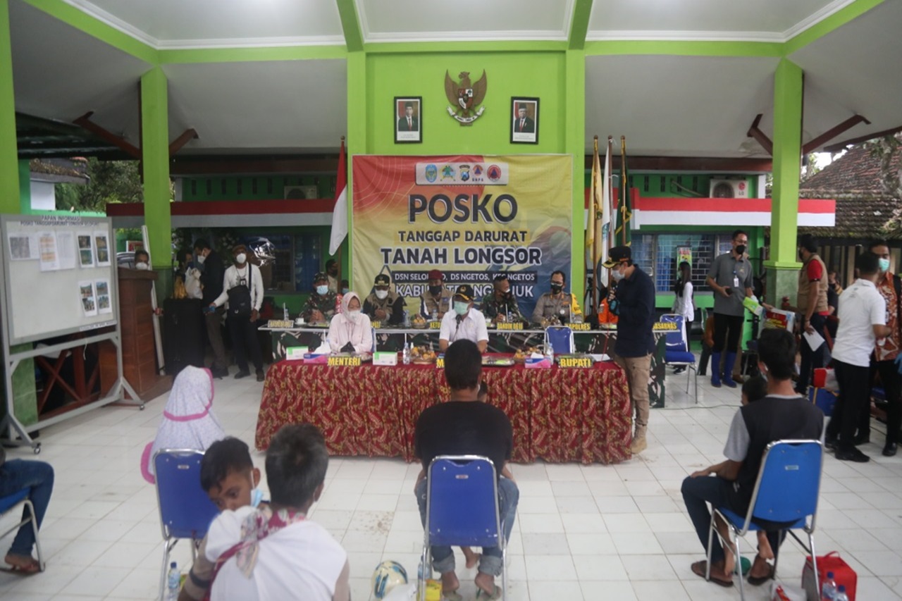 Bersama Menko PMK, Mensos Serahkan Bantuan untuk Korban Longsor Nganjuk