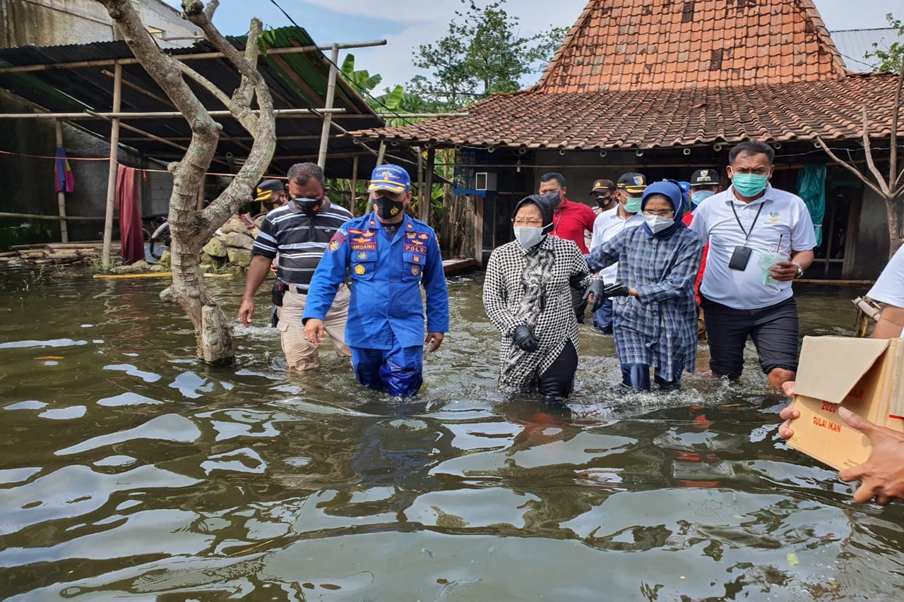 Dengan Perahu Karet, Mensos Susuri Lokasi Terdampak Banjir di Demak