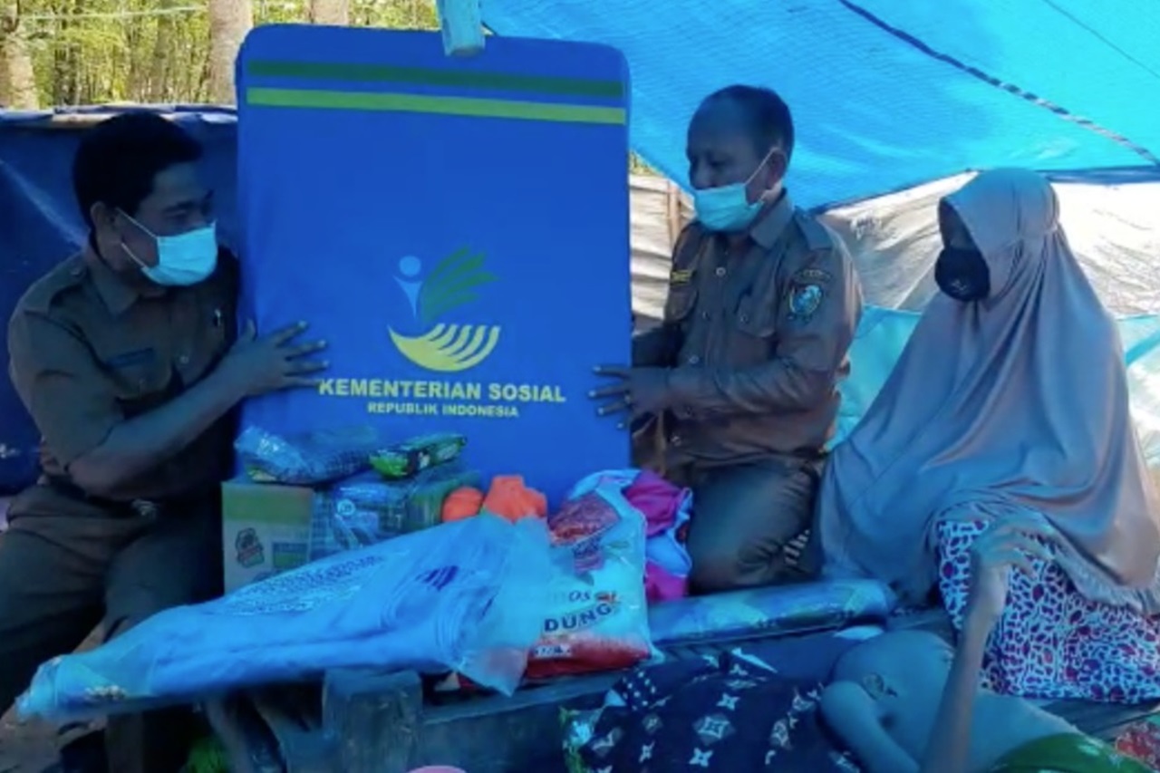 Ministry of Social Affairs Gives Wheelchairs to Children with Spinal Disorders of the Majene Earthquake Survivors