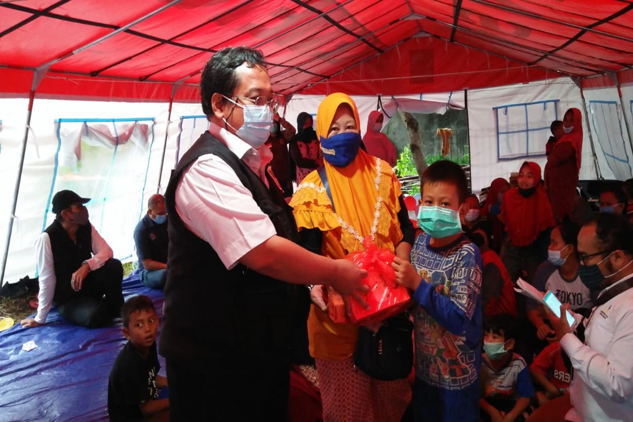 Bantu Anak Ceria, Tim LDP Kemensos Ajak Anak Bermain di Posko Banjir Bekasi