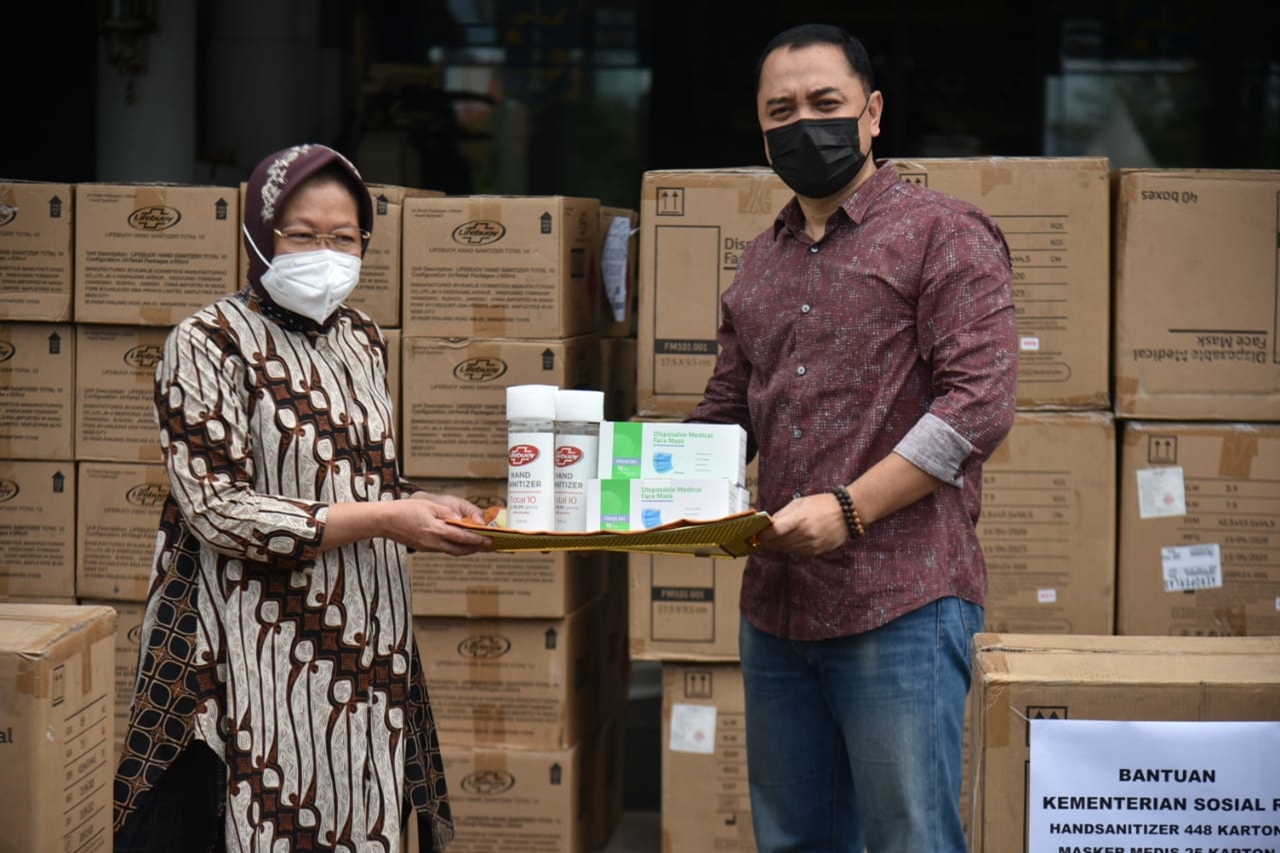 Serahkan "Hand Sanitizer" dan Masker, Mensos Ajak Pemda Mandiri Tangani Bencana