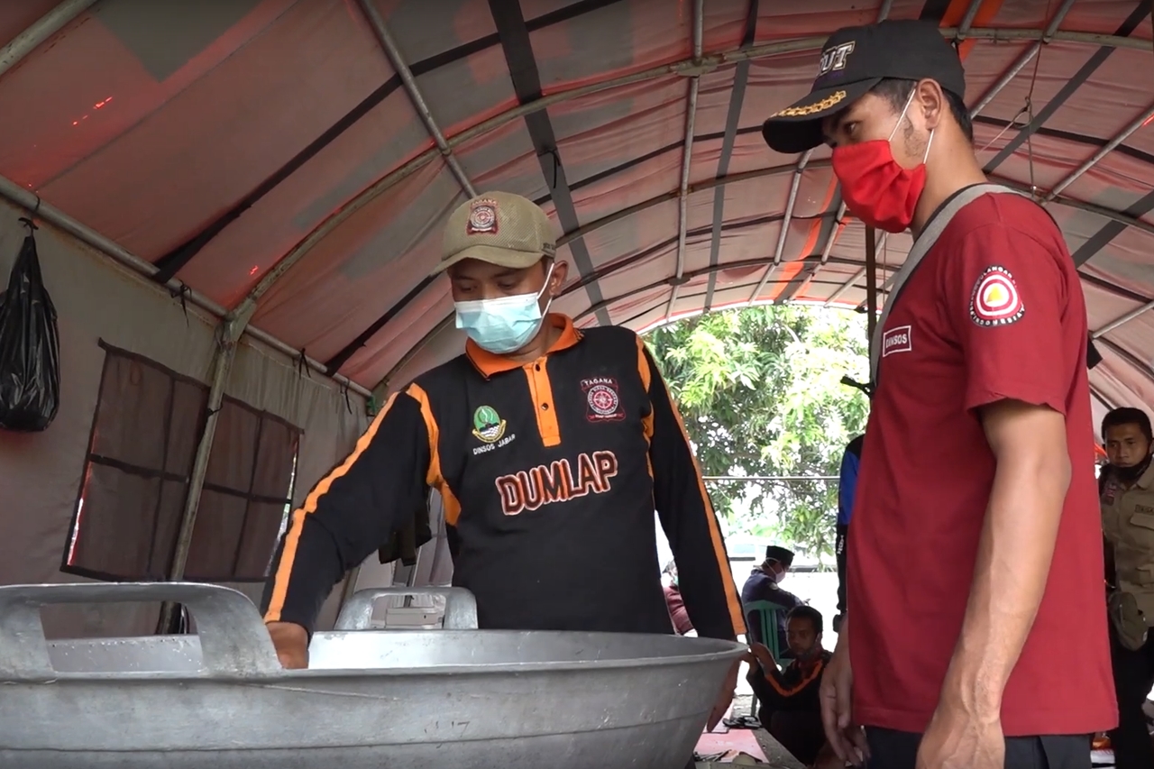 Dapur Umum Tagana Sediakan Makanan untuk Korban Banjir Subang