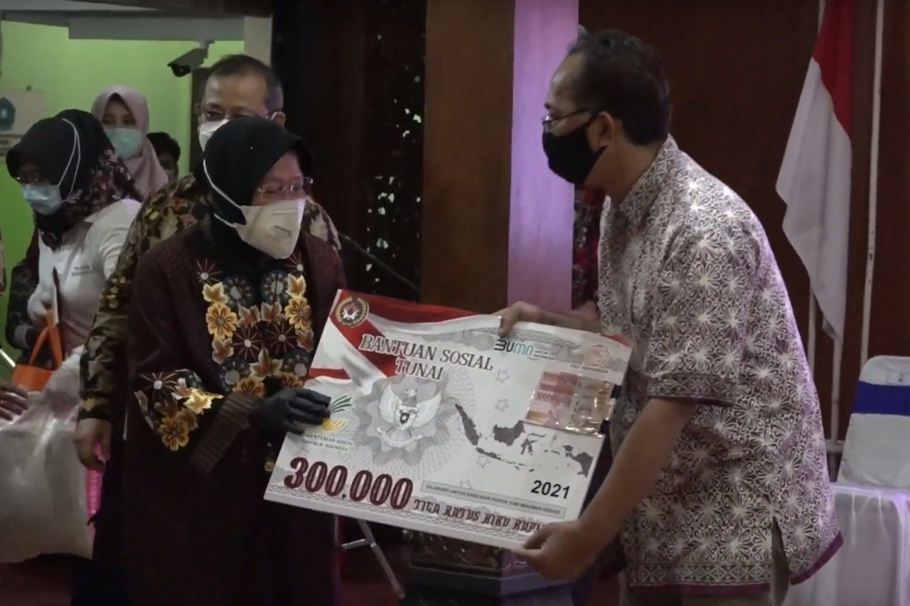 Social Minister Checks Cash Aid Distribution in Surakarta