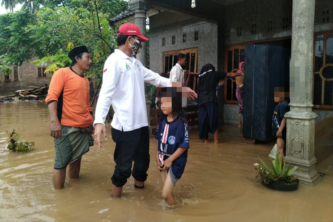 Kemensos Berikan Bantuan Korban Banjir di Songkang