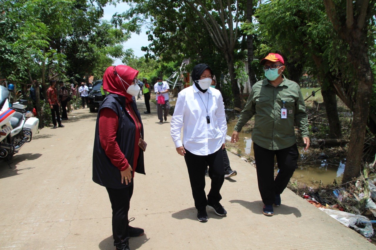 Risma Tinjau Pembangunan Kembali Tanggul Sungai Citarum