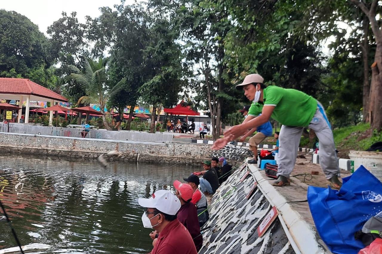 The SKA Bekasi Fishing Pond Holds a Fishing Competition