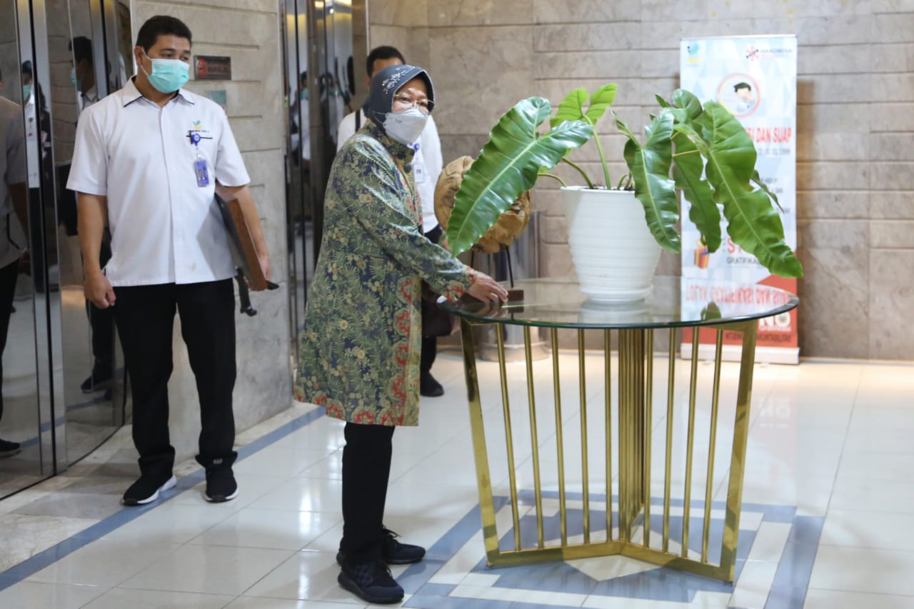 Social Minister Tidy and Arrange Flowers at the Ministry of Social Affairs Building, Salemba