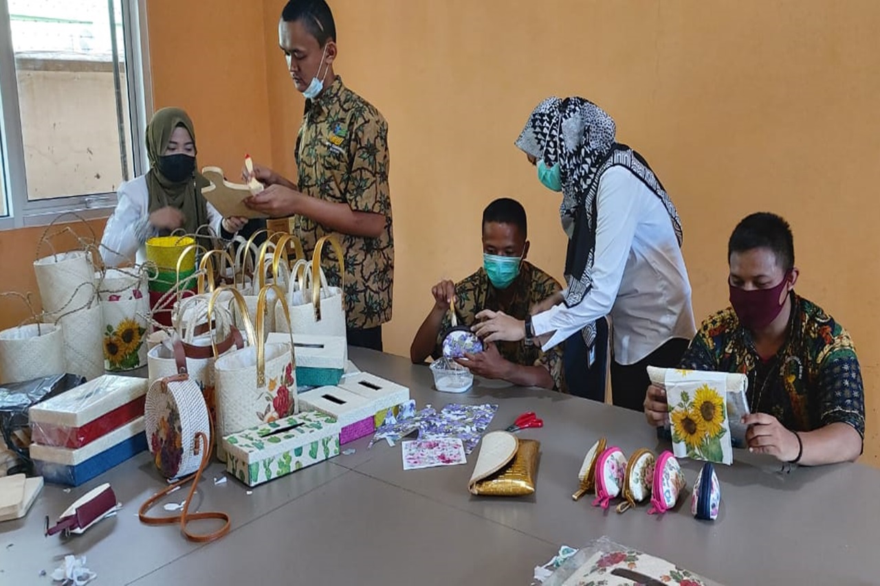 "Decoupage" dan Telur Asin, Karya Disabilitas Intelektual Isi SKA Balai "Ciungwanara"