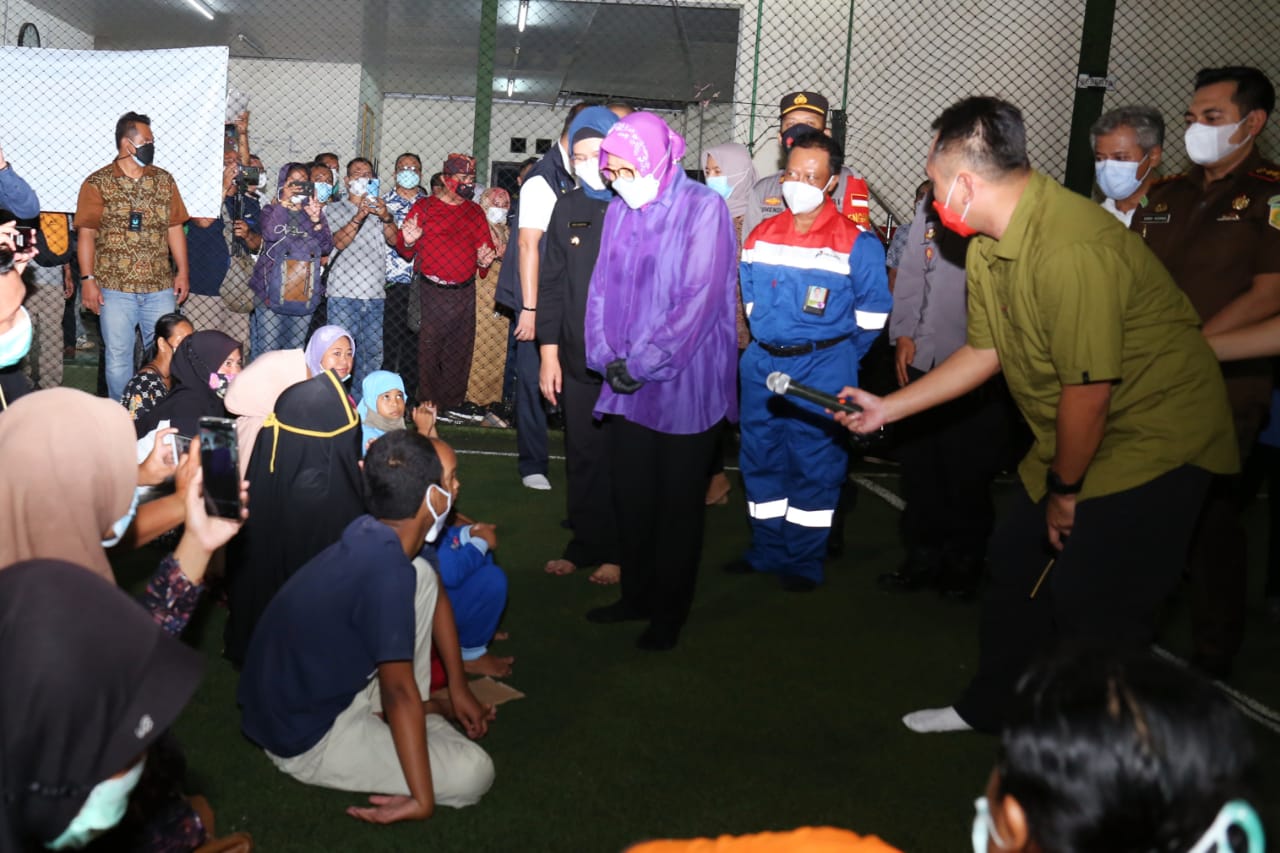 Minister of Social Affairs Visits Residents Affected by the Explosion of the Oil Refinery in Balongan