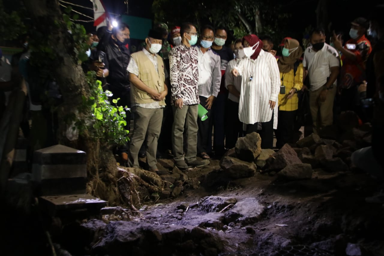 Mensos Temui Korban Banjir Magetan dan Tinjau Lokasi Jembatan Putus