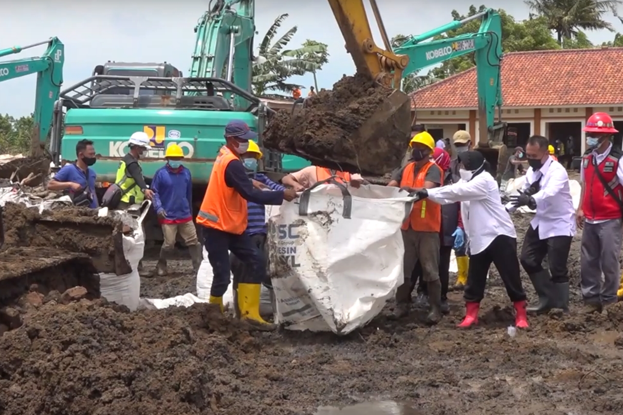 Renovating Citarum Embankment, Risma Shows Her Architectural Skill