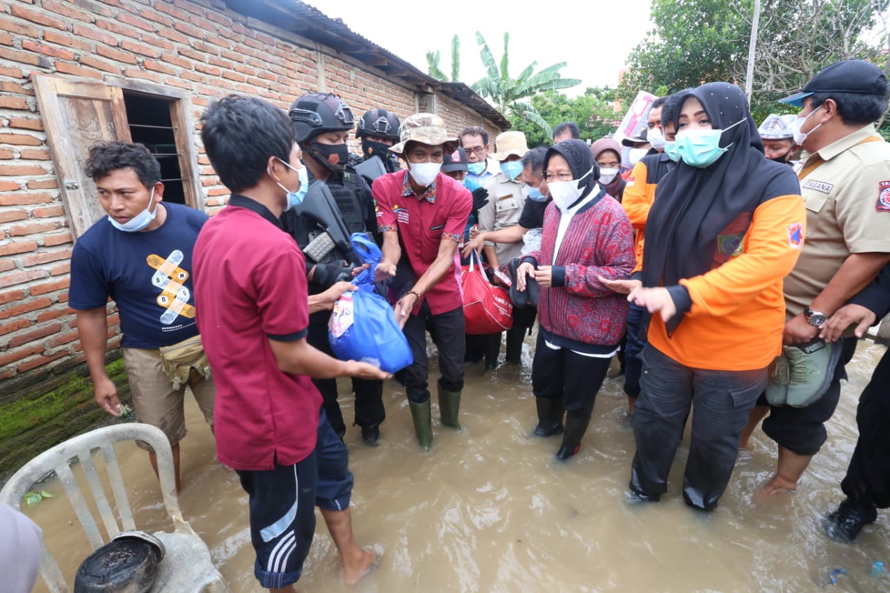 Quick Response to the President's Direction, the Minister of Social Affairs Lands in NTB and Distributes Aid