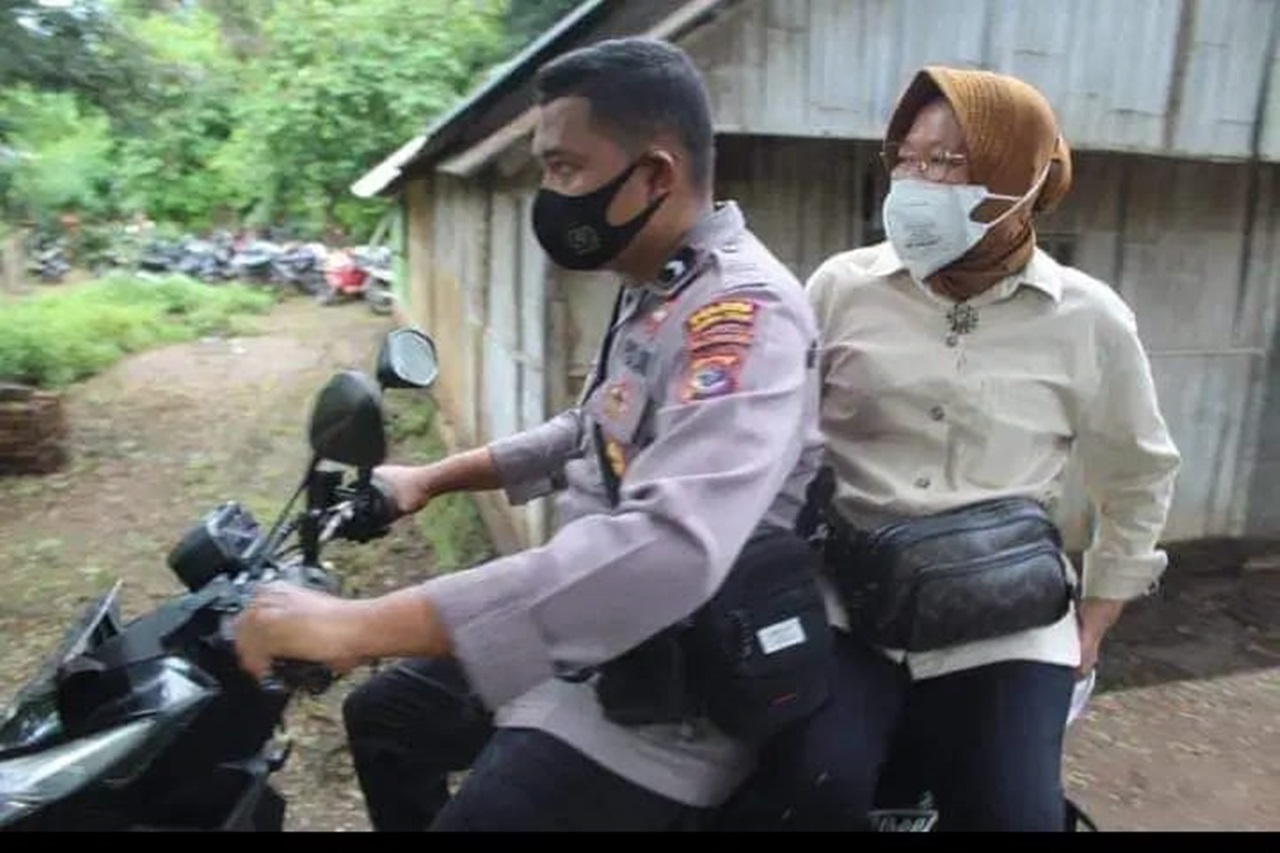 Dibonceng Naik Motor, Mensos Tembus Kawasan Terdampak Parah Badai Seroja