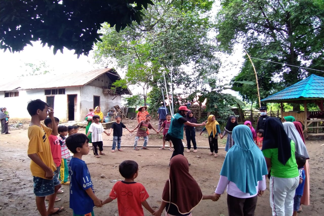 Kemensos Serahkan Bantuan untuk Anak Panti Korban Banjir Bandang Bima