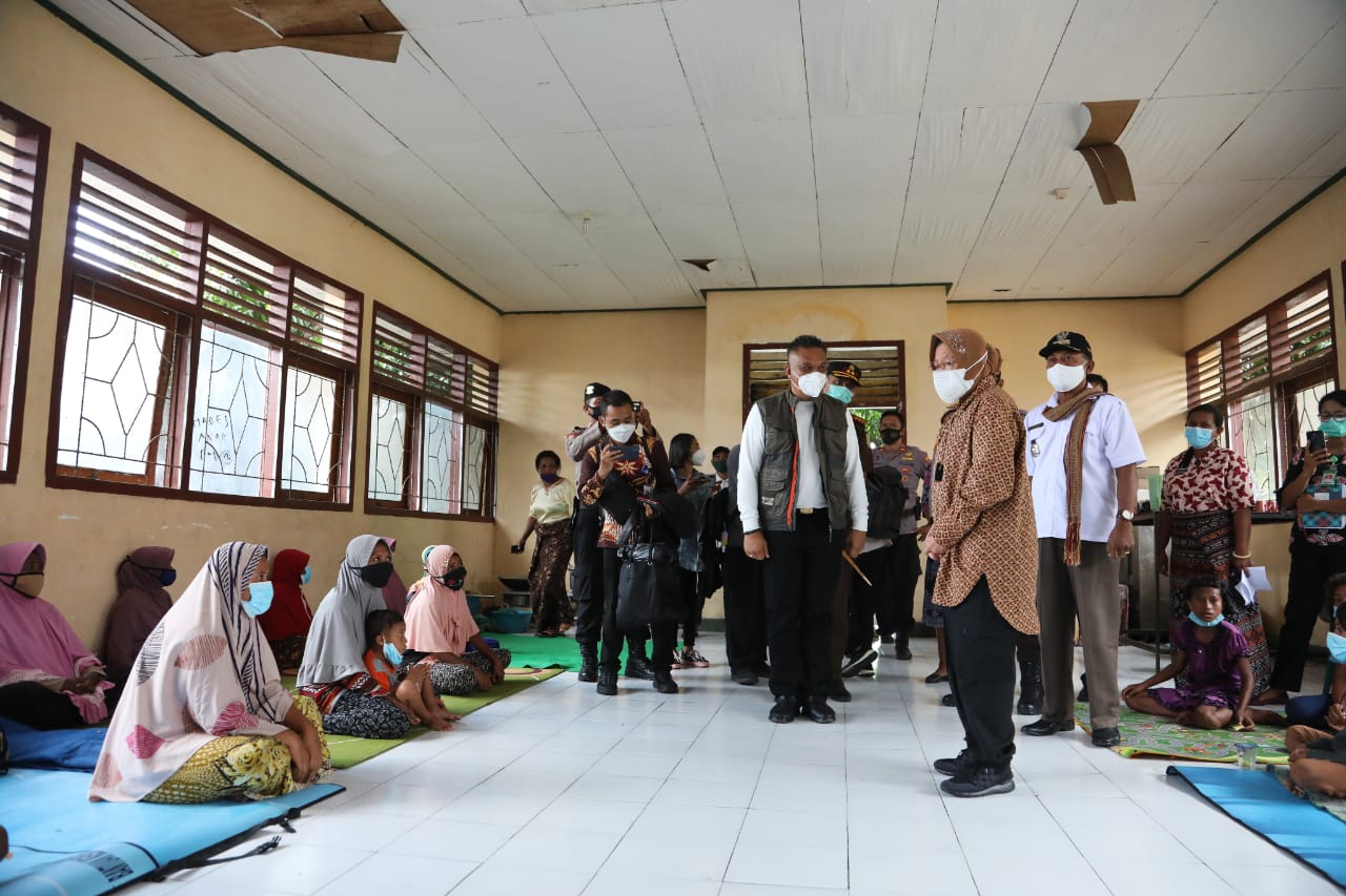 Tak Kenal Lelah Pastikan Bantuan Sampai ke Tangan Pengungsi, Mensos Kembali Kunjungi Dua Lokasi di NTT