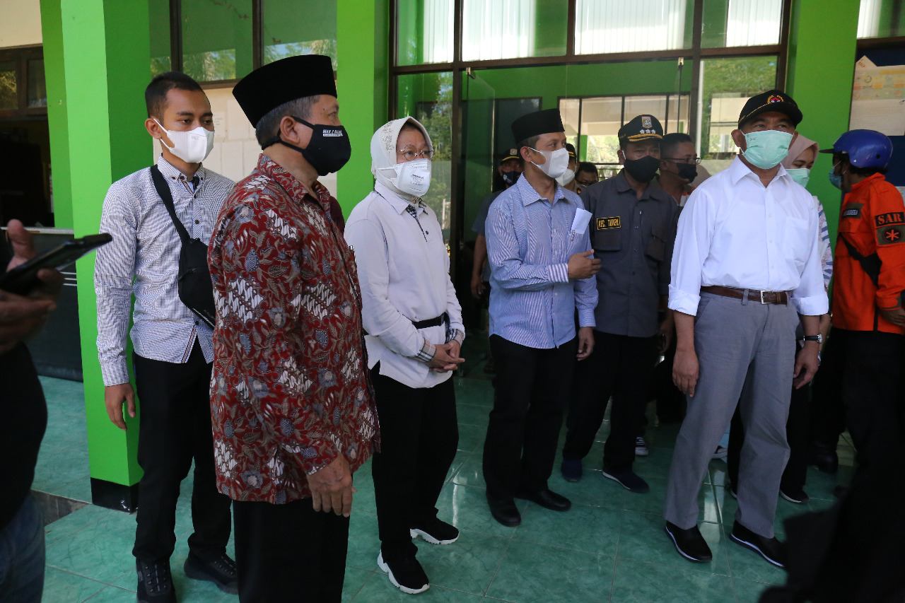 Penuhi Kebutuhan Dasar Penyintas Gempa Malang, Mensos Salurkan 3 Truk Bantuan dan Dirikan Dapur Umum