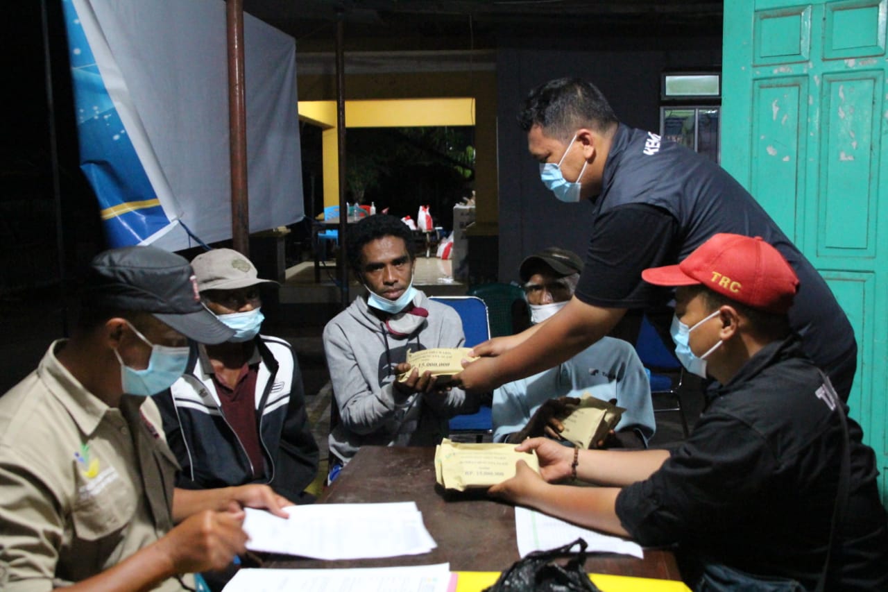 Handover of Inheritance Compensation for the Families of Flood Victims in East Flores