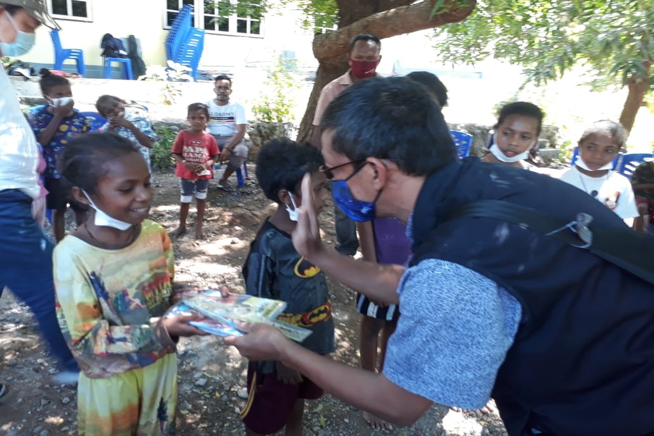 Kemensos Serahkan Bantuan ATENSI Bagi Korban Banjir NTT