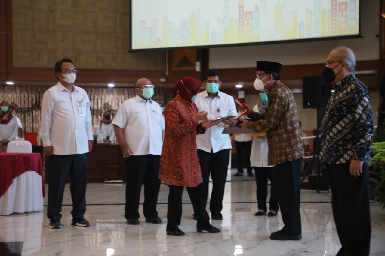 The President of the Republic of Indonesia Awarded the Satya Pioneer of Independence Badge to 6 Heirs