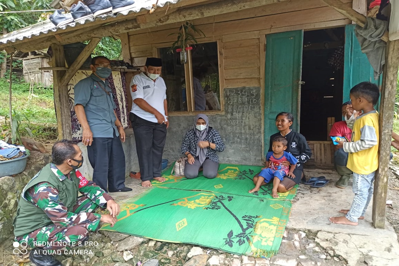 Kemensos Respon Kasus Satu Keluarga yang Tinggal di Kebun Warga