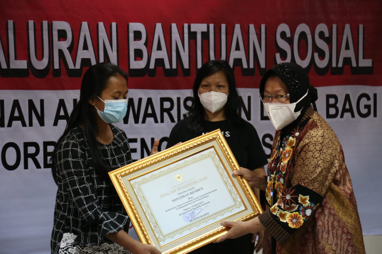 Teacher Award for KKB Victims, Minister of Social Affairs: They Have Struggled for Better Papuan Children