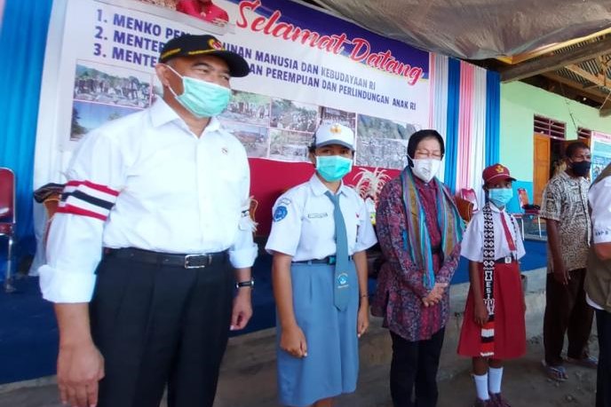 Menko PMK Didampingi Mensos Monitoring dan Serahkan Bantuan Bagi Para Korban Bencana NTT