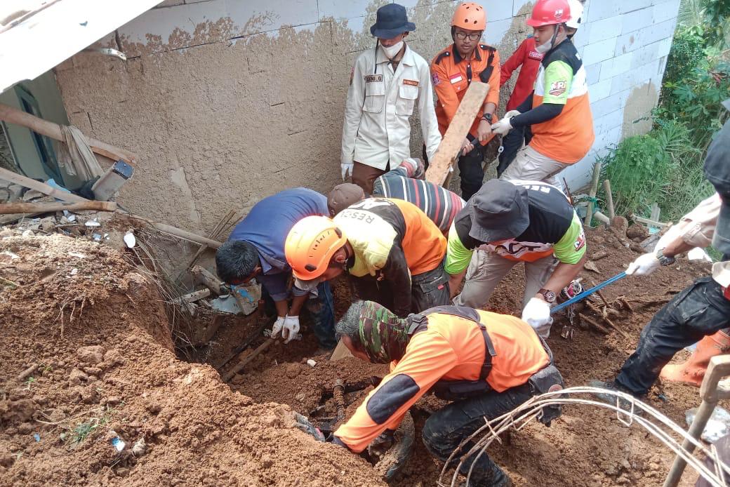 Kemensos Hadir Berikan Bantuan Sosial Bagi Warga Terdampak Bencana Longsor di Ciambar, Sukabumi