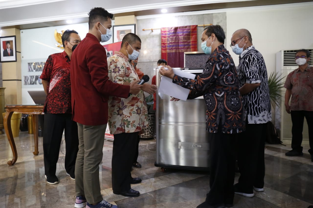 Terima Mesin Braille Embosser, Mensos: Membantu Anak Netra Mandiri