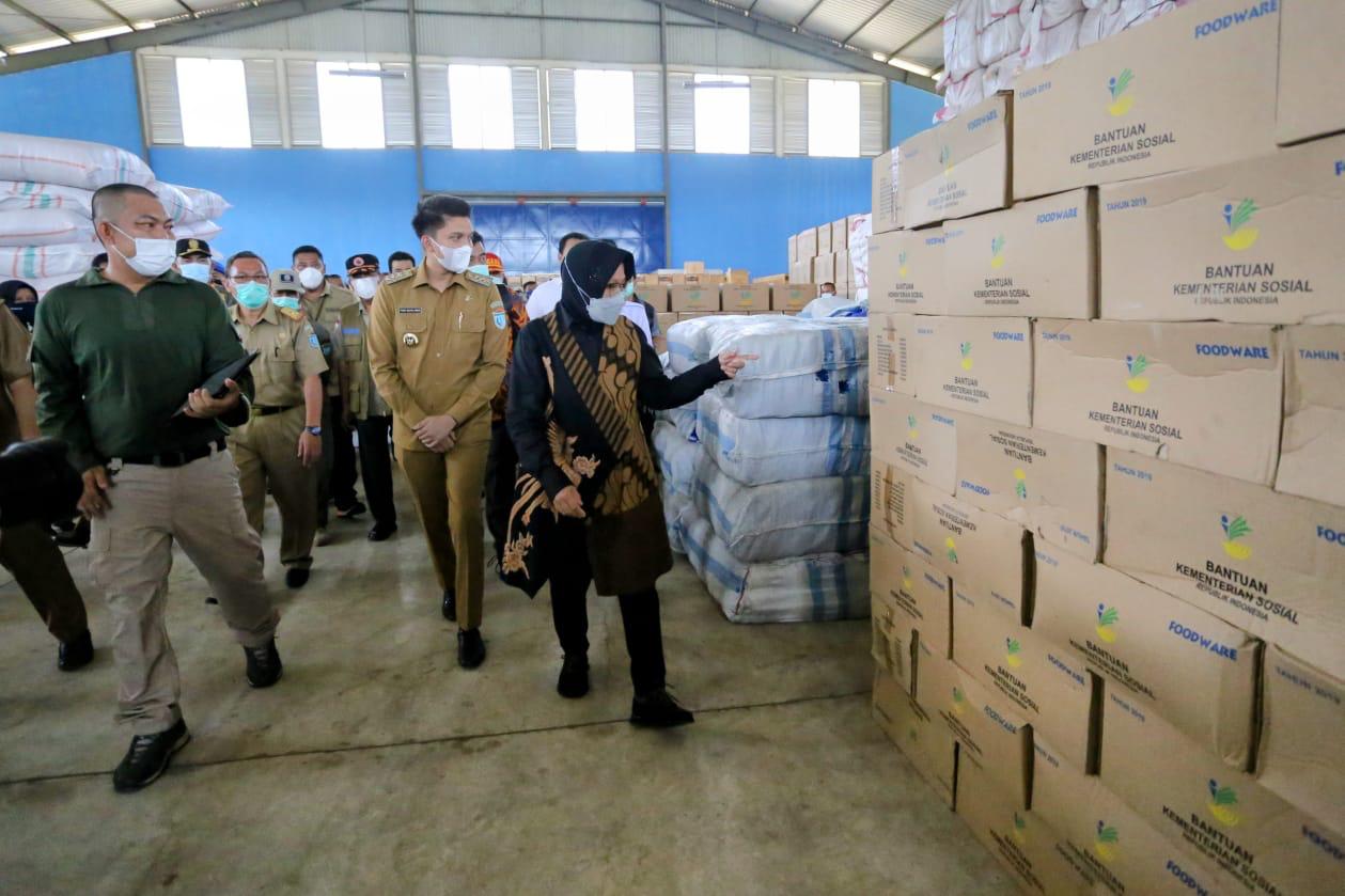 Tinjau Gudang Logistik, Mensos Pastikan Kesiapan Permakanan dan Peralatan