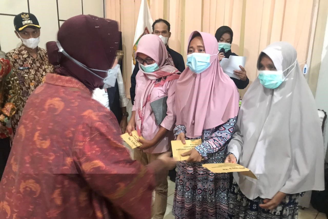 Tak Kenal Lelah, Mensos Berikan Bantuan Bagi Korban Longsor di Kabupaten Solok