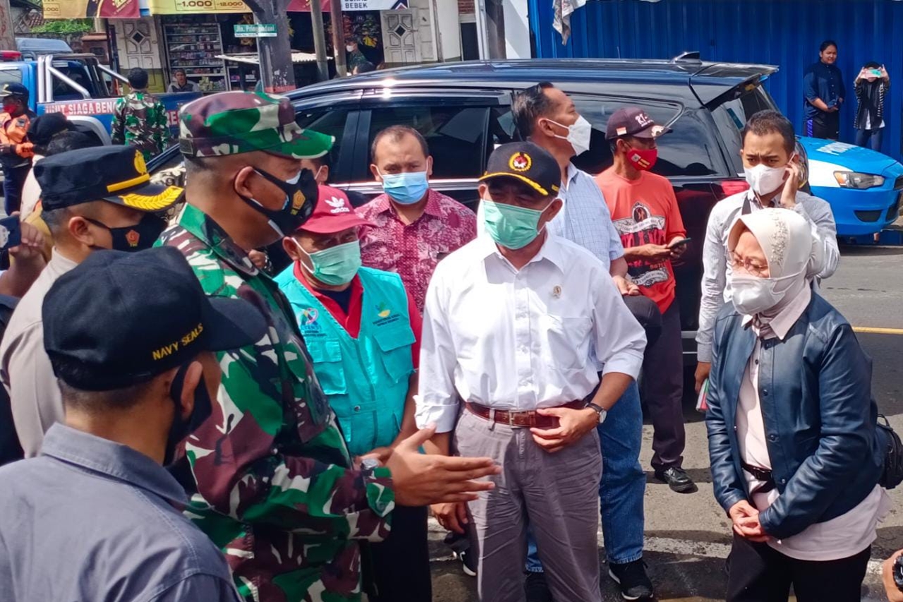 Bersama Menko PMK, Mensos Tinjau Posko Penanganan Bencana Kabupaten Malang