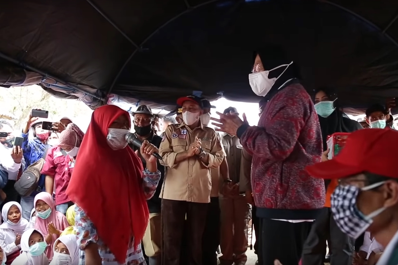 Minister of Social Affairs Risma Distributes Aid for Flood Victims in Bima, NTB