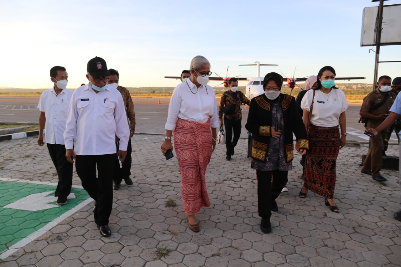 Safely Landed in Kupang, the Social Minister Distributes Donations to Seroja Cyclone Survivors in NTT