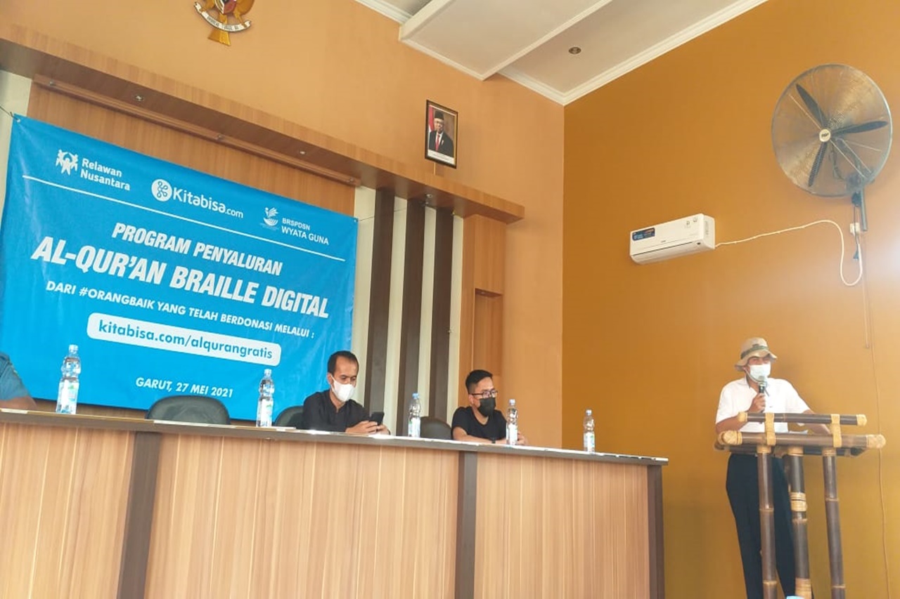 Balai "Wyata Guna" Gandeng Kitabisa.com dan Relawan Nusantara Salurkan Bantuan Al-Qur’an Braille Digital