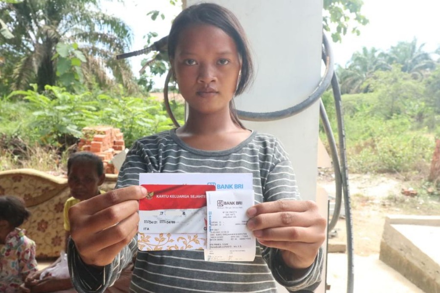 Already Included in DTKS, Dozens of Jambi SAD Residents Can Enjoy the Basic Food Card Program